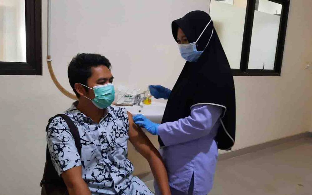 Tenaga Medis RSUD Kota Palangka Raya Disuntik Vaksin Dosis Ketiga