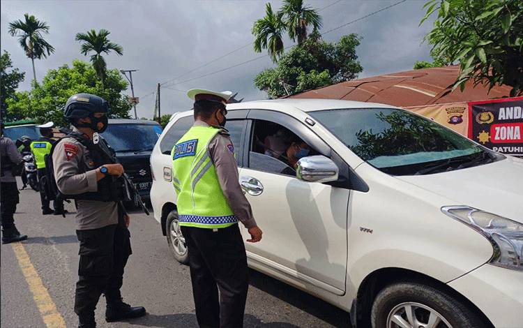 Petugas gabungan saat melaksanakan operasi yustisi di pos penyekatan.