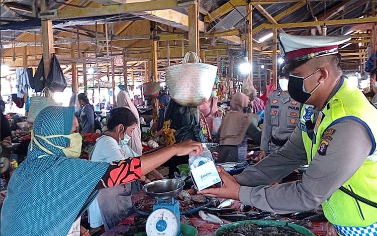 Polres Sukamara Bagi Masker Tingkatkan Kesadaran Prokes