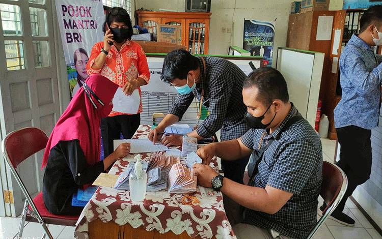Warga Kelurahan Tanjung Pinang Terima Bantuan Kartu Keluarga Sejahtera