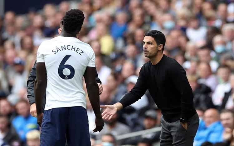 Manajer Arsenal Mikel Arteta dan pemain Tottenham Hotspur Davinson Sanchez saat Arsenal dan Spurs berhadapan dalam laga persahabatan pramusim di Stadion Tottenham Hotspur, London, Inggris, 8 Agustus 2021. (Action Images via Reuters/PETER CZIBORRA)