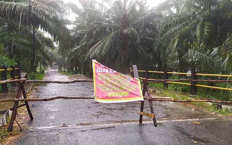 Portal yang sempat rusak dipasang lagi, di Jalan Agatis, Sampit.