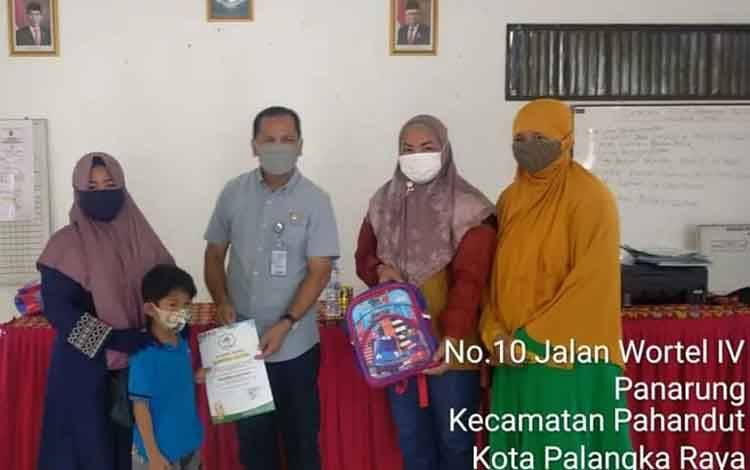 2 Anak Kurang Mampu Diberikan Bantuan Pendidikan