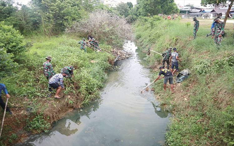 Dandim 1013 Muara Teweh Bina Lingkungan Cegah Banjir