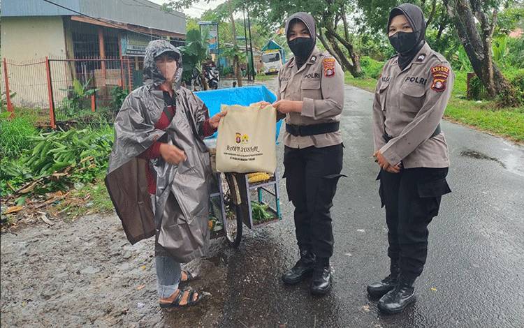 Polres Kapuas Berbagi Jelang Hari Polwan ke-73