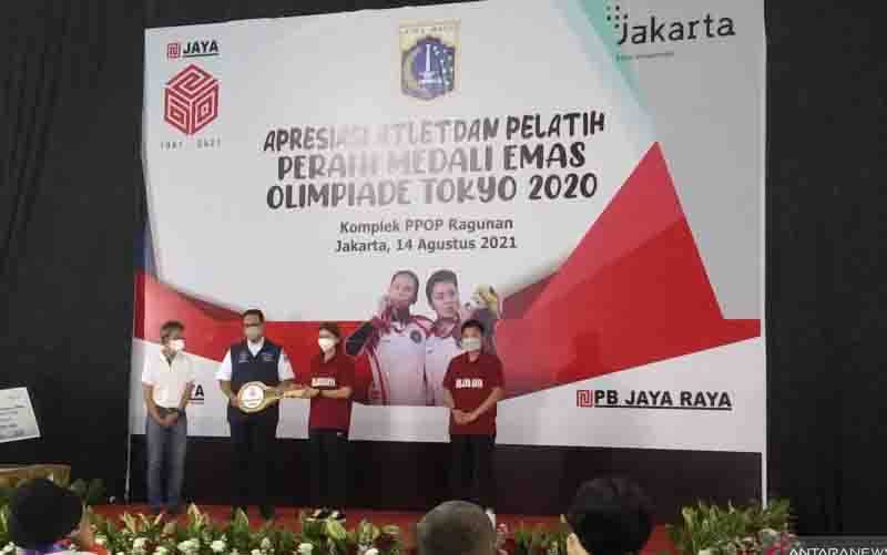 Anies Serahkan Hadiah Rumah Rp 3,3 Miliar untuk Greysia - Apriyani