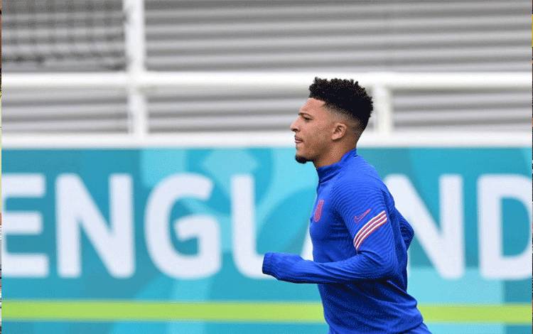 Arsip - Penyerang Inggris Jadon Sancho yang saat ini memperkuat Manchester Uniter berlari pada awal sesi latiha di St George's Park di Burton-on-Trent, Inggris, 12 Juni 2021. (AFP/JUSTIN TALLIS)