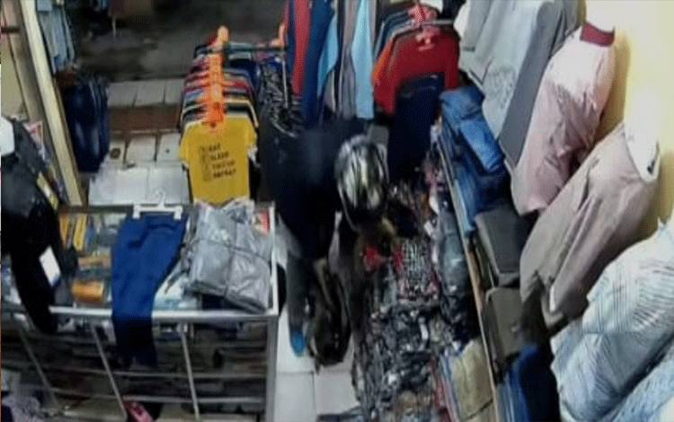 Mengutil di Toko Baju, Perempuan Berhelm Terekam CCTV