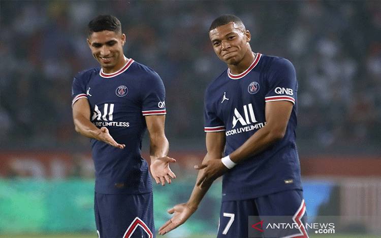 Penyerang Paris Saint-Germain Kylian Mbappe (kanan) melakukan selebrasi bersama Achraf Hakimi seusai mencetak gol ke gawang Strasbourg dalam lanjutan Liga Prancis di Stadion Parc des Princes, Paris, Prancis, Sabtu (14/8/2021) waktu setempat. (ANTARA/REUTERS/Sarah Meyssonnier)