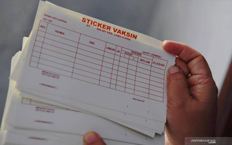 Pengurus RW menunjukan stiker vaksin yang akan ditempel di rumah warga di lingkungan RW 07, Kebayoran Lama Utara, Jakarta, Jumat (13/8/2021). Pemasangan stiker vaksin yang digagas oleh Ketua RW tersebut untuk mendata seluruh warga yang sudah dan belum divaksinasi COVID-19 beserta alasannya agar warga yang belum divaksin bisa mengikuti vaksinasi. ANTARA FOTO/Hafidz Mubarak A/foc.