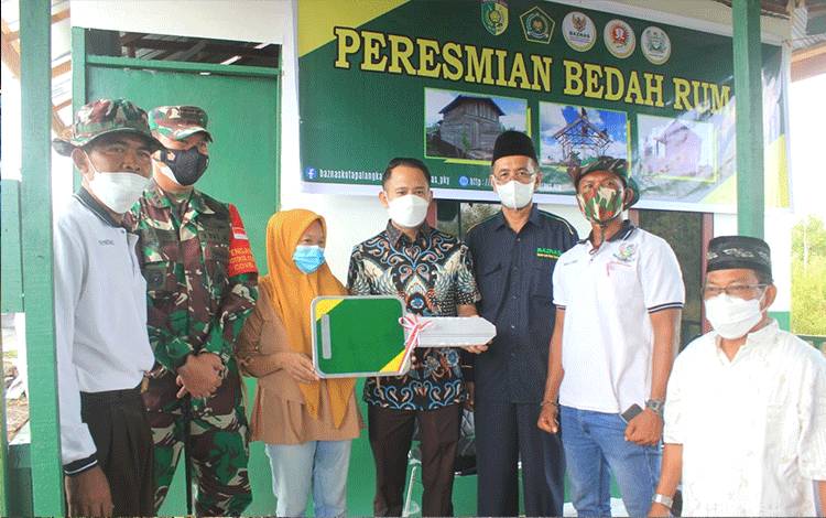 Wali Kota Palangka Raya Serahkan Kunci Hasil Bedah Rumah
