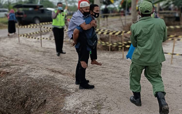 Humanis, Anggota Satintelkam Polres Kobar Gendong Lansia Usai Vaksin