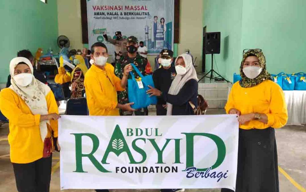 Abdul Rasyid Foundation Bantu Dinkes Kobar Sukseskan Vaksinasi Massal di Desa Natai Baru
