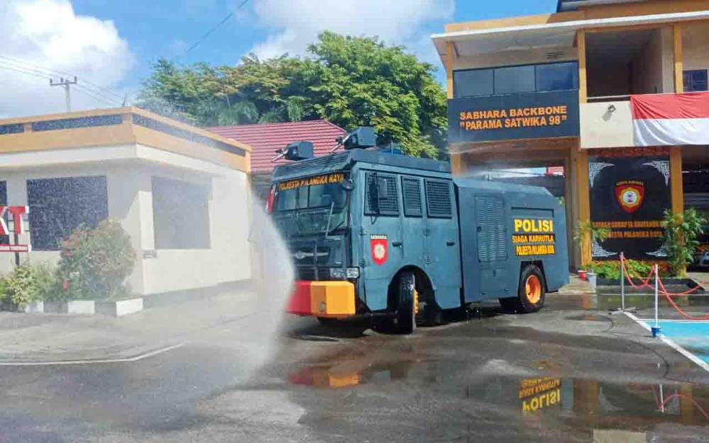 Libur Akhir Pekan, Area Mako Polresta Palangka Raya Disemprot Disinfektan