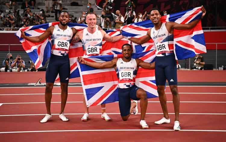 Tim estafet Inggris (kiri ke kanan) Nethaneel Mitchell-Blake, Richard Kilty, Chijindu Ujah dan Zharnel Hughes meraih medali perak nomor lari estafet 4x100m putra Olimpiade Tokyo 2020 di Olympic Stadium, Tokyo, Jepang, pada 6 Agustus 2021. ANTARA/REUTERS/Dylan Martinez