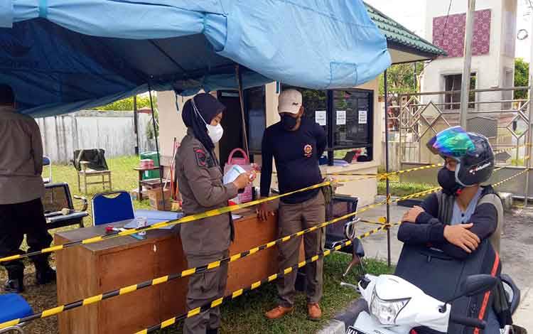 Polisi Jaga Keamanan Pasien Covid-19 dan Tenaga Kesehatan di Asrama Haji