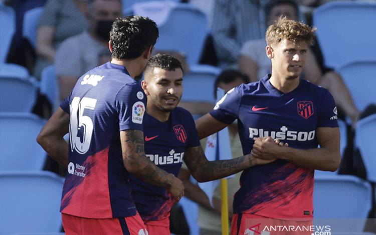 Penyerang Atletico Madrid, Angel Corea (tengah) melakukan selebrasi dengan rekan setimnya usai mencetak gol keduanya lawan Celta Vigo dalam pertandingan Liga Spanyol di Estadio de Balaidos, Vigo, Spanyol pada 15 Agustus 2021. ANTARA/REUTERS/MIGUEL VIDAL