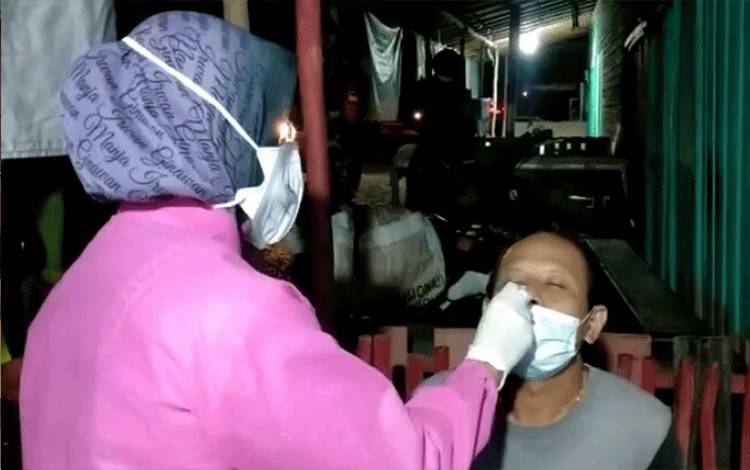 Tim Satgas Covid-19 Kapuas Lakukan Swab Antigen Secara Acak Pelanggar Prokes