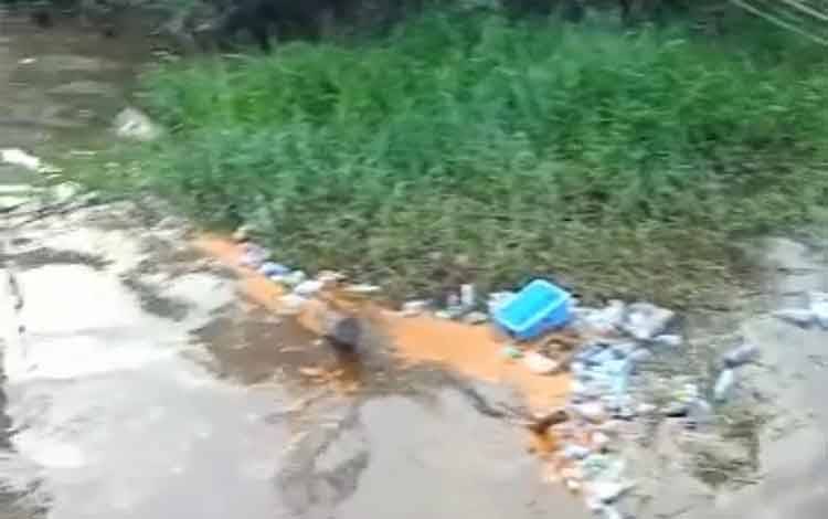 Tumpahan CPO di Bagendang, Kecamatan Mentaya Hilir Utara.