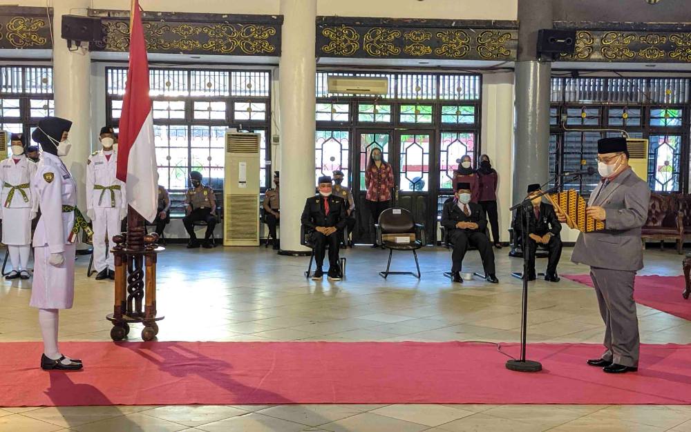 Bupati Kotim, Halikinnor mengukuhkan anggota paskibra, Senin, 16 Agustus 2021.