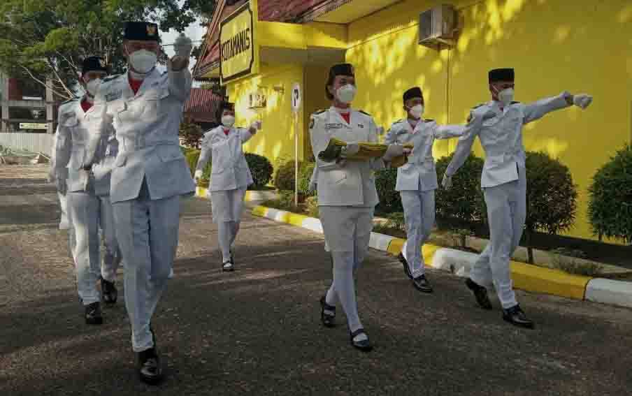 Anggota Pasukan Pengibar dan Penurunan Bendera Peringatan HUT RI di Kotawaringin Barat Hanya 8 Orang