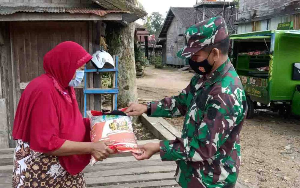 Dandim Lamandau Salurkan Bantuan Beras untuk Warga Kurang Mampu