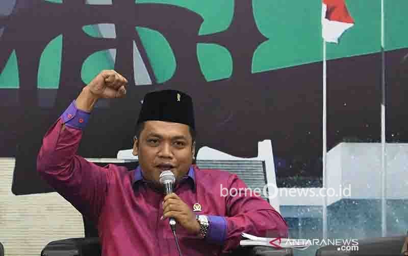 Anggota MPR Fraksi PDI Perjuangan Muchamad Nabil Haroen menyampaikan paparan saat mengikuti diskusi empat pilar MPR di komplek Parlemen, Jakarta, Senin (25/11/2019). (foto : ANTARA FOTO/M Risyal Hidayat/)