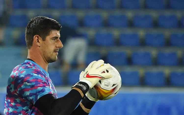 Penjaga gawang Real Madrid Thibaut Courtois saat pemanasan menjelang pertandingan melawan Deportivo Alaves di Estadio Mendizorroza, Vitoria-Gasteiz, Spanyol, 14 Agustus 2021. (REUTERS/VINCENT WEST)