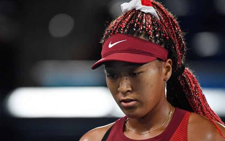 Foto arsip 27 Juli 2021 ketika petenis Jepang Naomi Osaka menghadapi petenis Republik Ceko Marketa Vondrousova dalam tunggal putri tenis Olimpiade Tokyo 2020. (AFP/TIZIANA FABI)