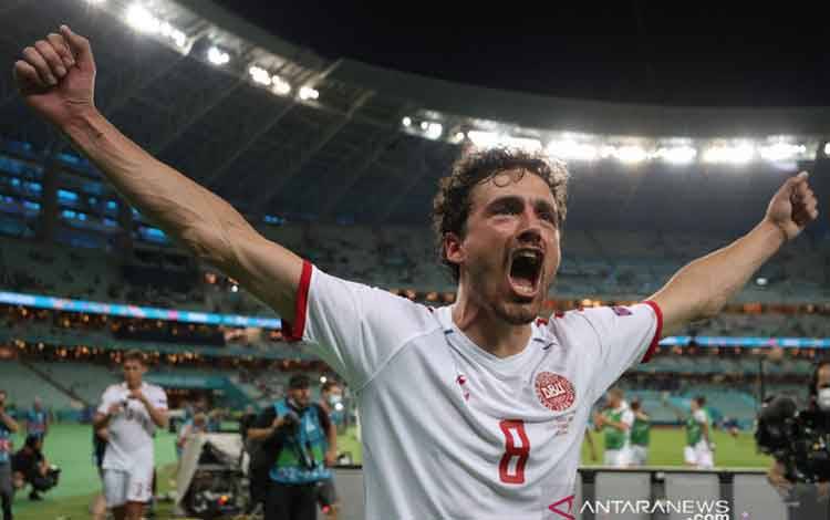 Gelandang Denmark Thomas Delaney melakukan perayaan di akhir pertandingan perempat final Euro 2020 setelah berhasil menang melawan Republik Ceko di Stadion Olympic, Baku, Azerbaijan, 3 Juli 2021.(ANTARA/AFP/NAOMI BAKER)