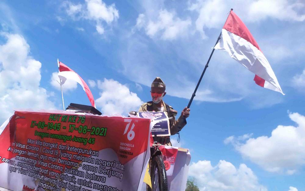 Pria ini Sukarela Bersepeda Keliling Sampit di HUT Kemerdekaan Demi Ciptakan Suasana Pawai Pembangunan