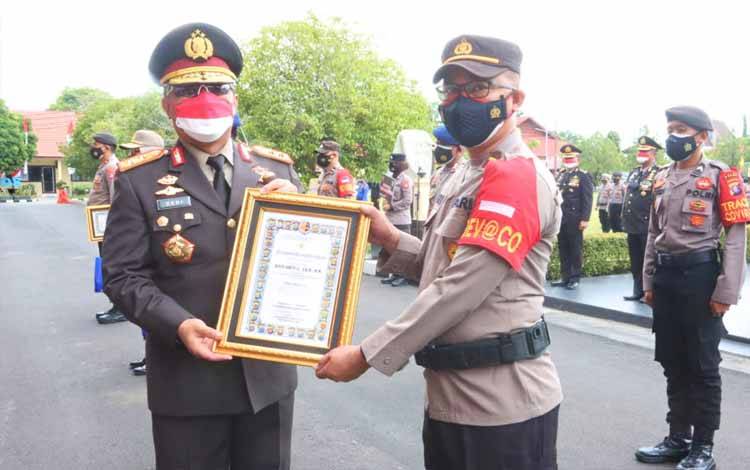 Tangani Covid-19, 158 Personel Polda Kalteng Terima Penghargaan