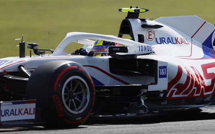 Pebalap tim Haas Mick Schumacher menjalani sesi latihan bebas Grand Prix Hungaria, Sirkuit Hungaroring, Budapest. (30/07/2021) (ANTARA/REUTERS/Florion Goga)