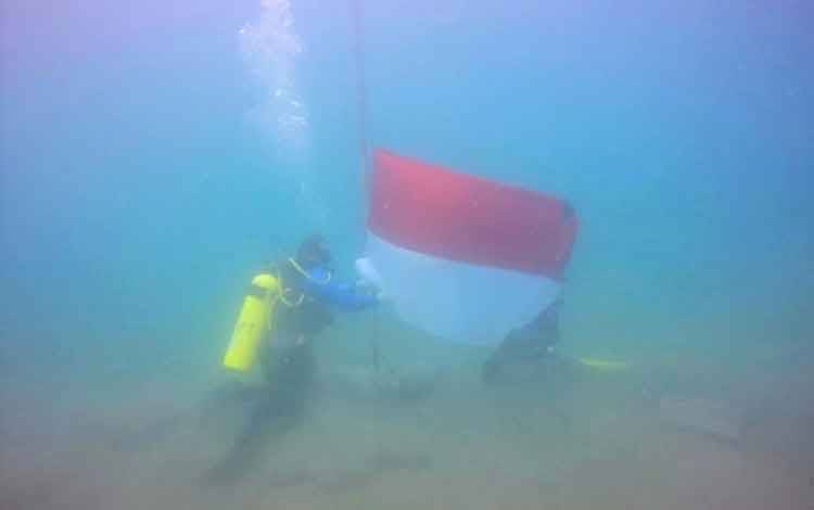 20 Penyelam Kibarkan Merah Putih Berkibar di Dasar Laut