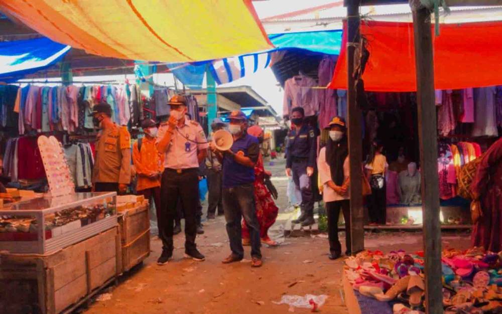 Camat Mantangai Sosialisasi Pencegahan Covid-19 di Pasar