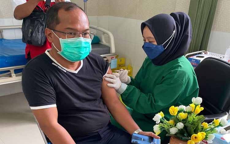 Pejabat Dinas Kesehatan Kalteng Jalani Vaksinasi Dosis Ketiga