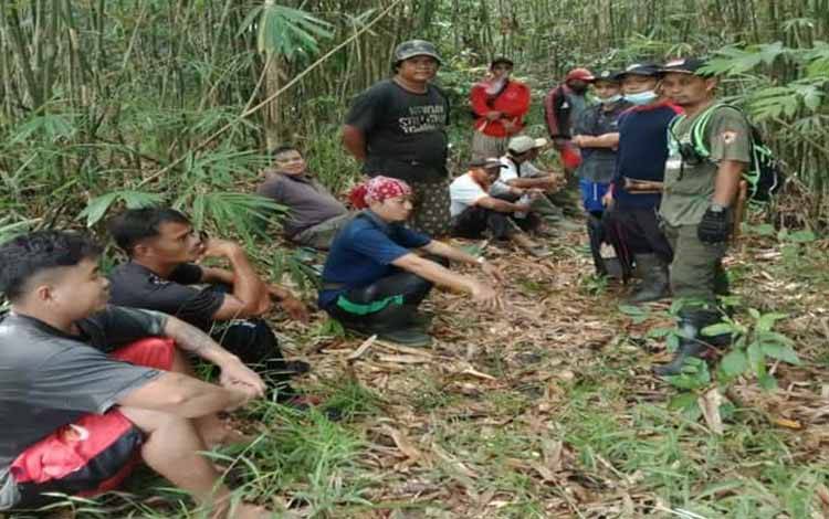 Puluhan warga melakukan pencarian kakek Manggong di Desa Rantau Asem