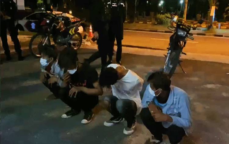 Tepergok Saat Patroli, Empat Pemuda Coba Kabur Ditangkap
