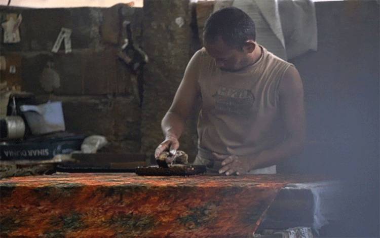 Pekerja tengah mencetak motif kain batik. (ANTARA/HO-LPEI)