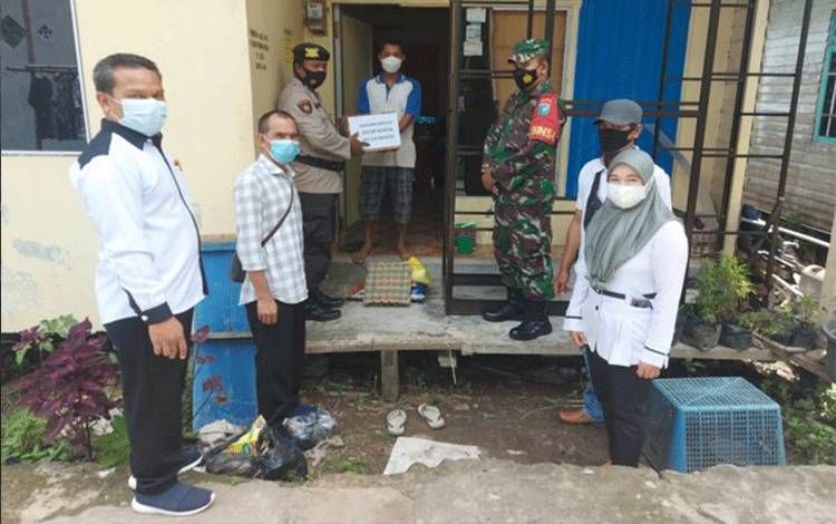 Petugas PPKM di Basarang Salurkan Bantuan untuk Warga Isoman