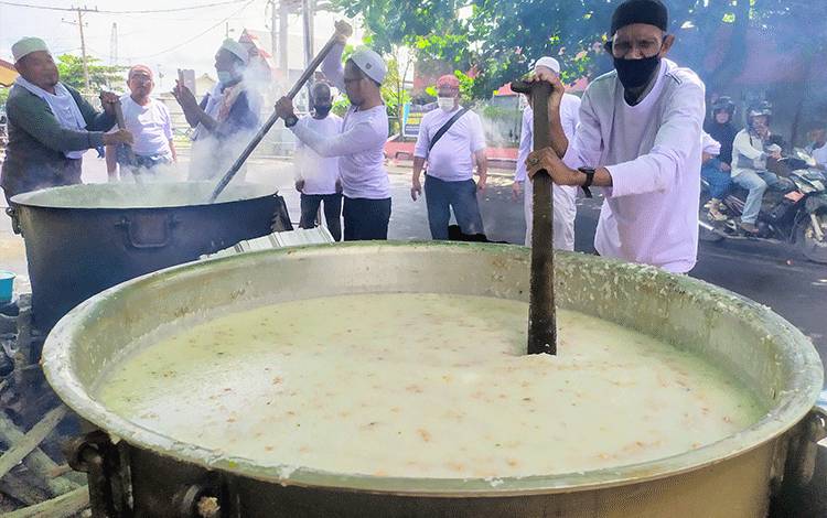 Warga Sampit Gelar Tradisi Memasak Bubur Asyura