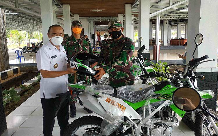 Bupati Seruyan Serahkan Bantuan Kendaraan Roda Dua