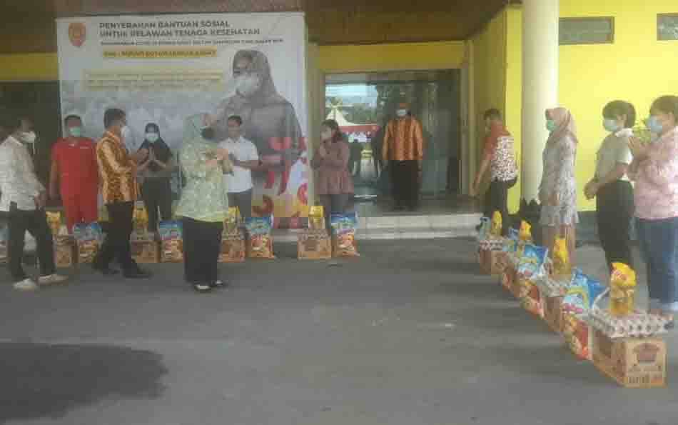 Bupati Kobar Serahkan Tali Asih untuk Relawan Bantu Tangani Covid-19