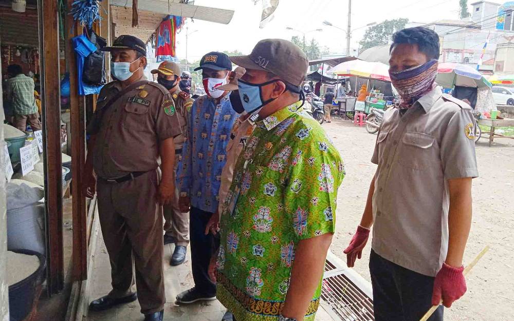 Satpol PP Tegur Penjual Beras Diduga Pakai Alat Takar Tidak Standar
