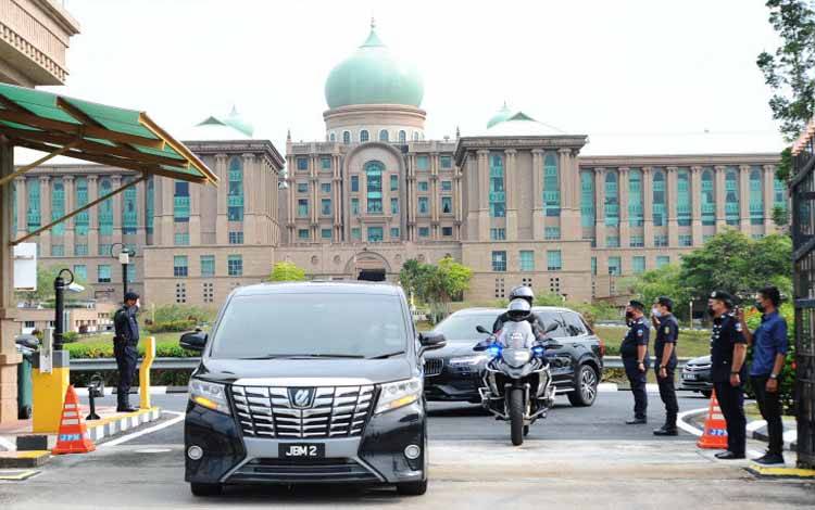 Perdana Menteri "caretaker" Muhyiddin Yassin saat meninggalkan Kantor Perdana Menteri