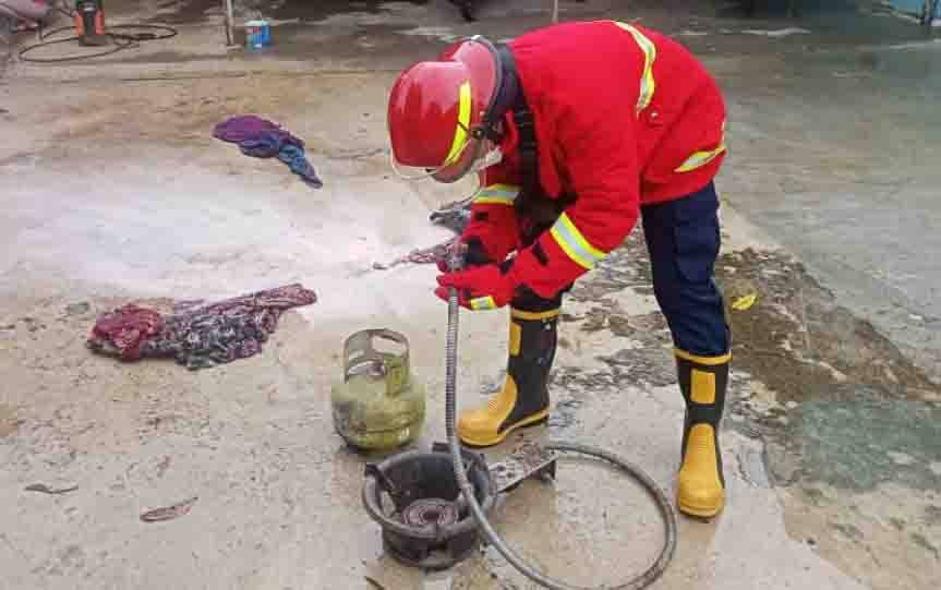 Api Muncul dari Selang Tabung Gas Gegerkan Warga, Petugas Damkar Sigap Datangi Lokasi