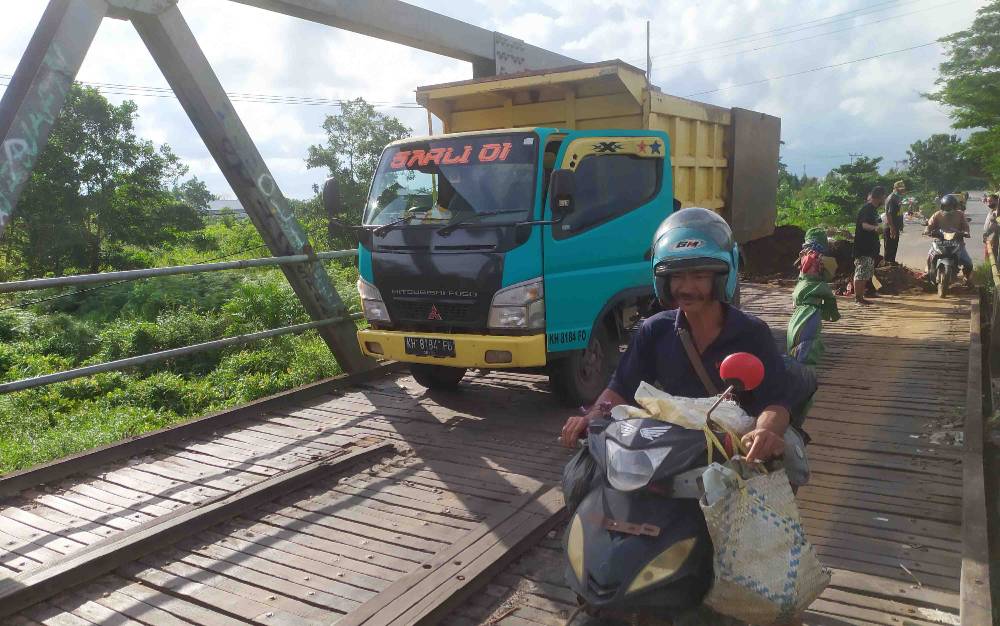 Jembatan di Jalan Kapten Mulyono Sampit Hanya Boleh Dilalui Kendaraan Roda Dua