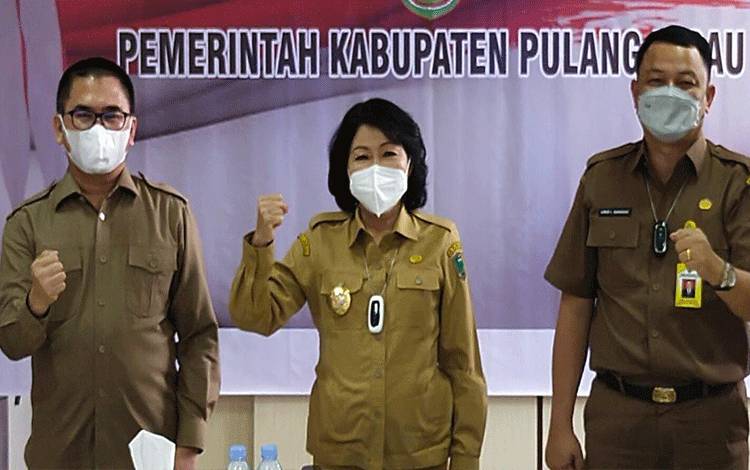 Bupati Pulpis didampingi Sekda dan Kadis PUPR Pulpis setempat pada sebuah acara.
