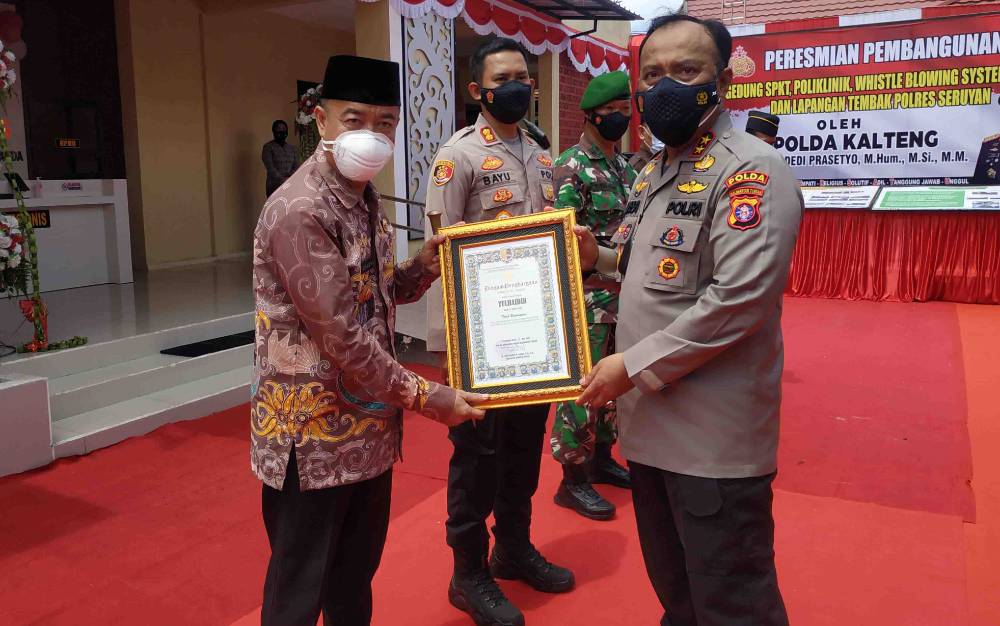 Bupati Seruyan, Yulhaidir saat menerima piagam penghargaan dari Kapolda Kalteng, Irjen Pol Dedy Prasetyo, Jumat, 20 Agustus 2021.