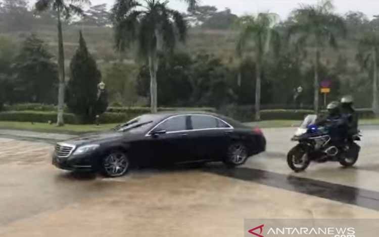 Rombongan kendaraan salah satu Raja Melayu menuju Istana Negara